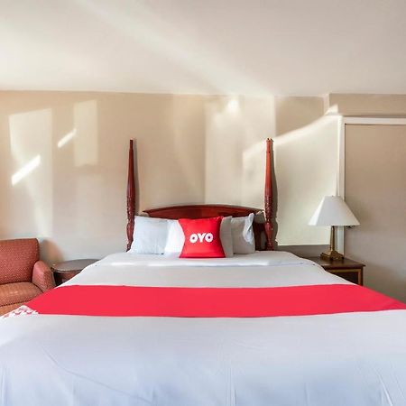 Oyo Hotel Malden Ma Broadway Kültér fotó