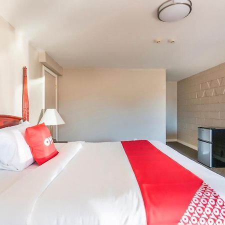 Oyo Hotel Malden Ma Broadway Kültér fotó