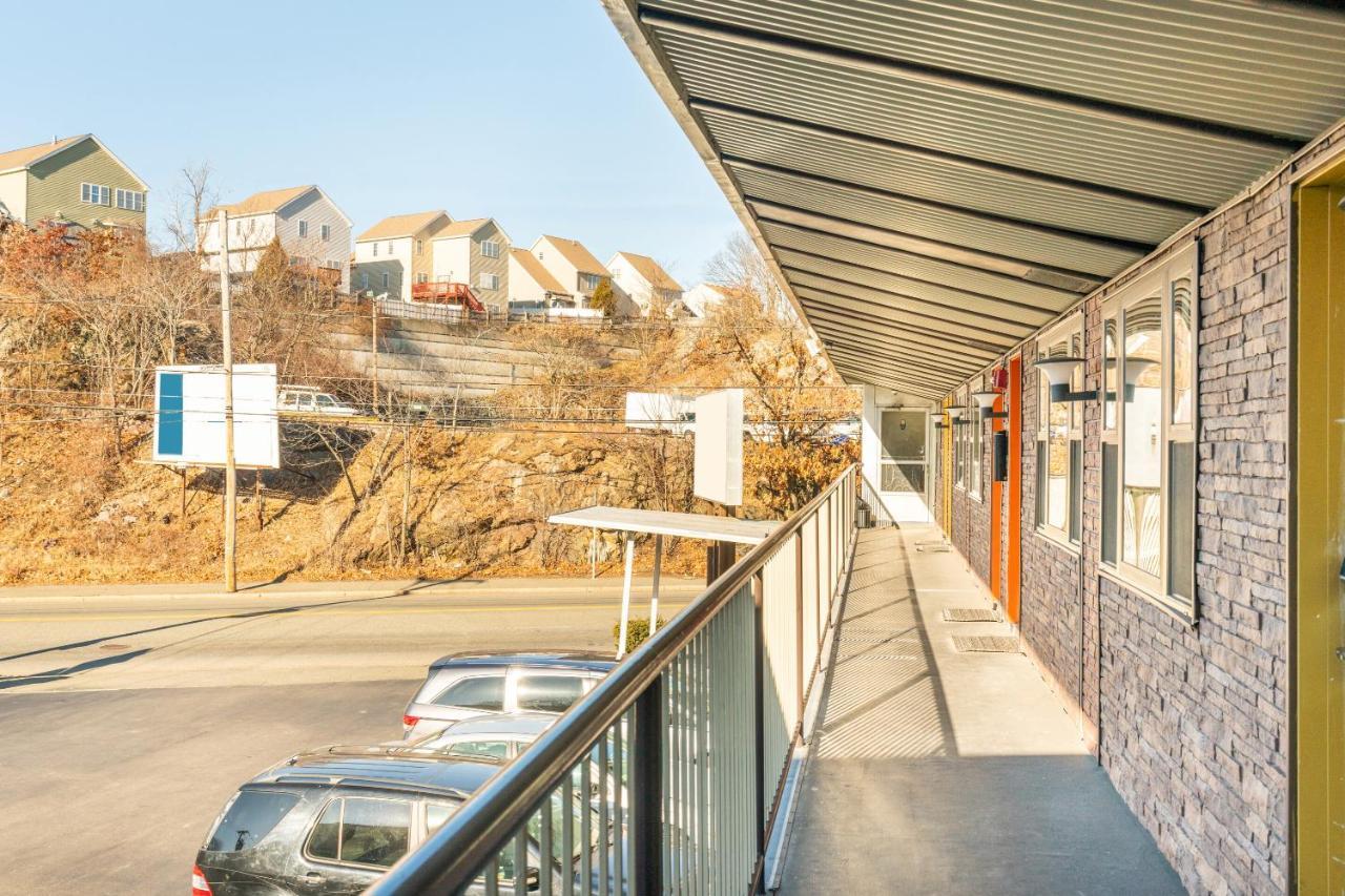 Oyo Hotel Malden Ma Broadway Kültér fotó