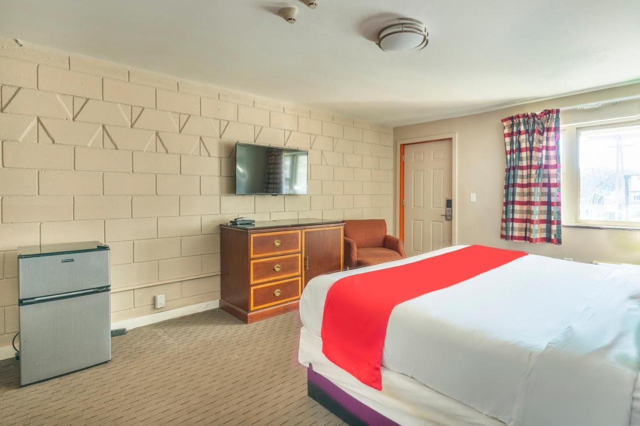 Oyo Hotel Malden Ma Broadway Kültér fotó