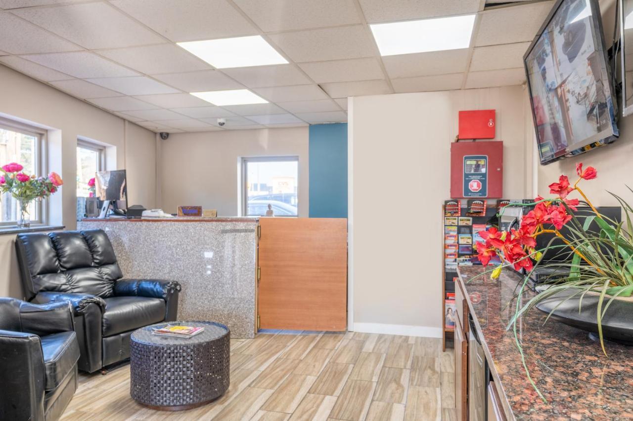 Oyo Hotel Malden Ma Broadway Kültér fotó