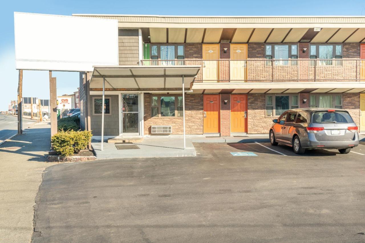 Oyo Hotel Malden Ma Broadway Kültér fotó