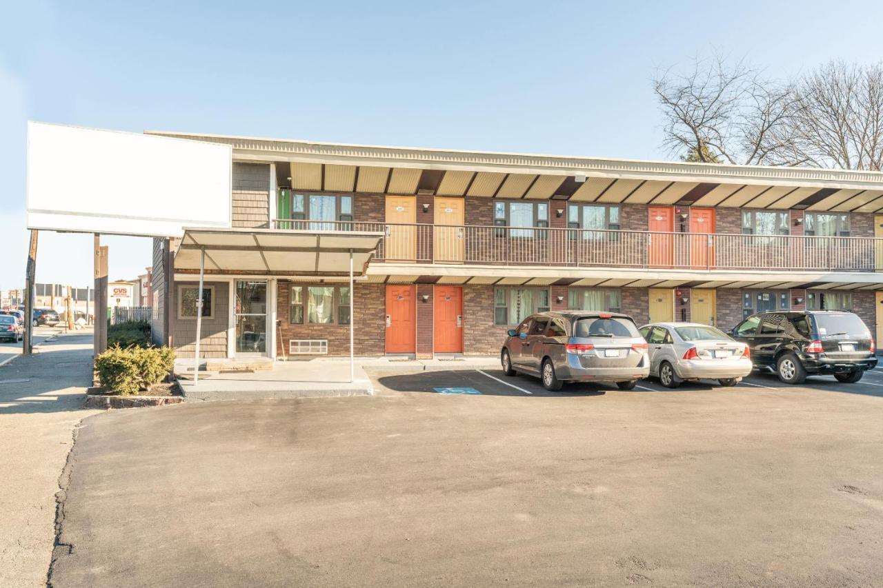 Oyo Hotel Malden Ma Broadway Kültér fotó