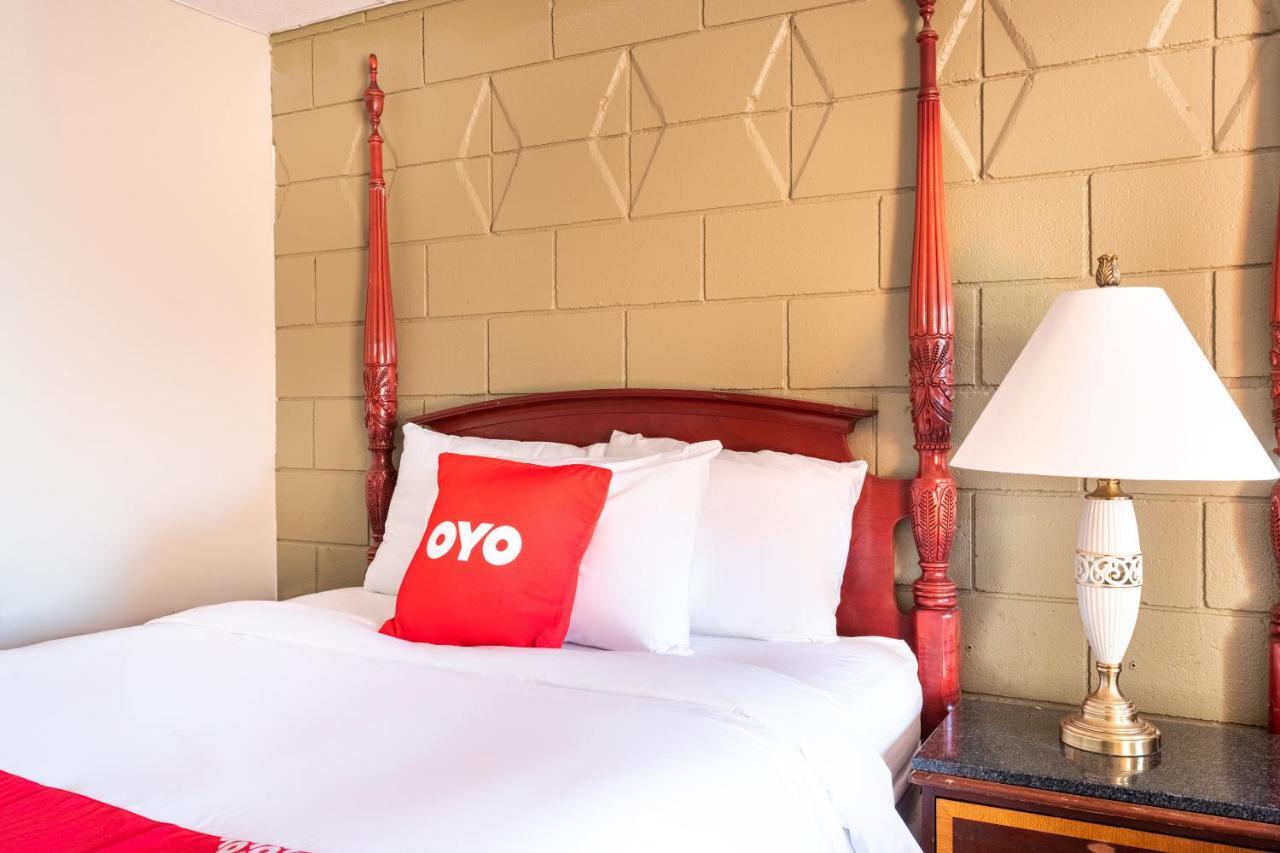 Oyo Hotel Malden Ma Broadway Kültér fotó