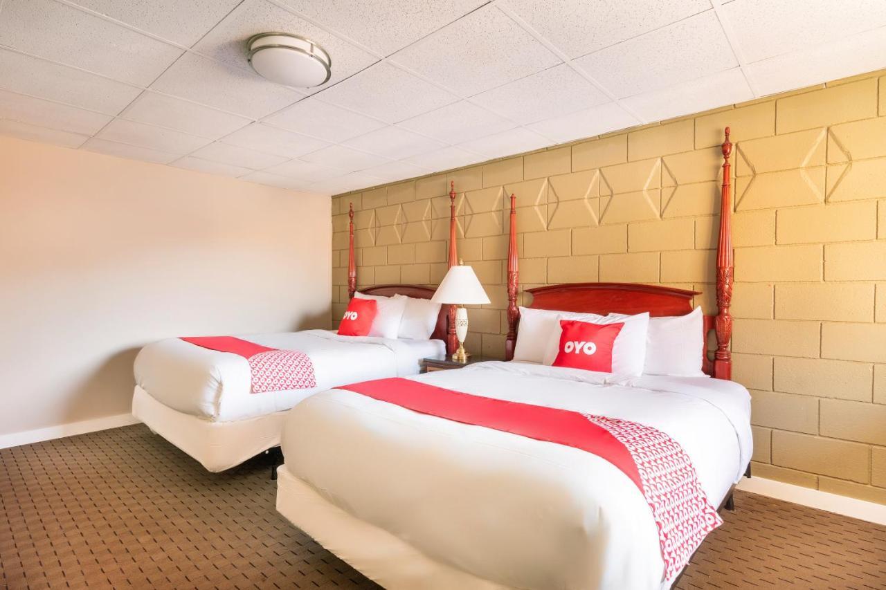 Oyo Hotel Malden Ma Broadway Kültér fotó