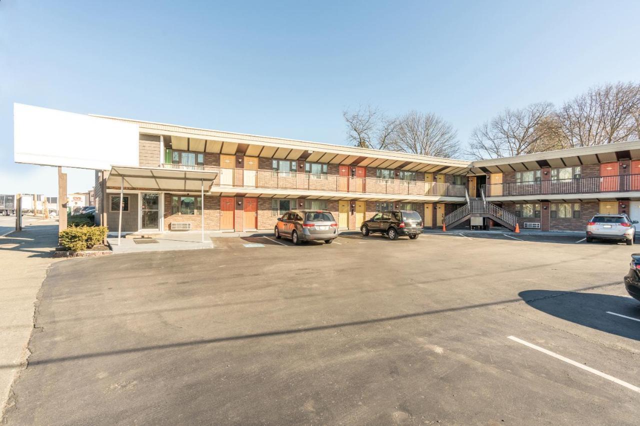 Oyo Hotel Malden Ma Broadway Kültér fotó