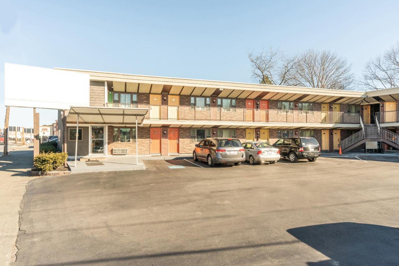 Oyo Hotel Malden Ma Broadway Kültér fotó