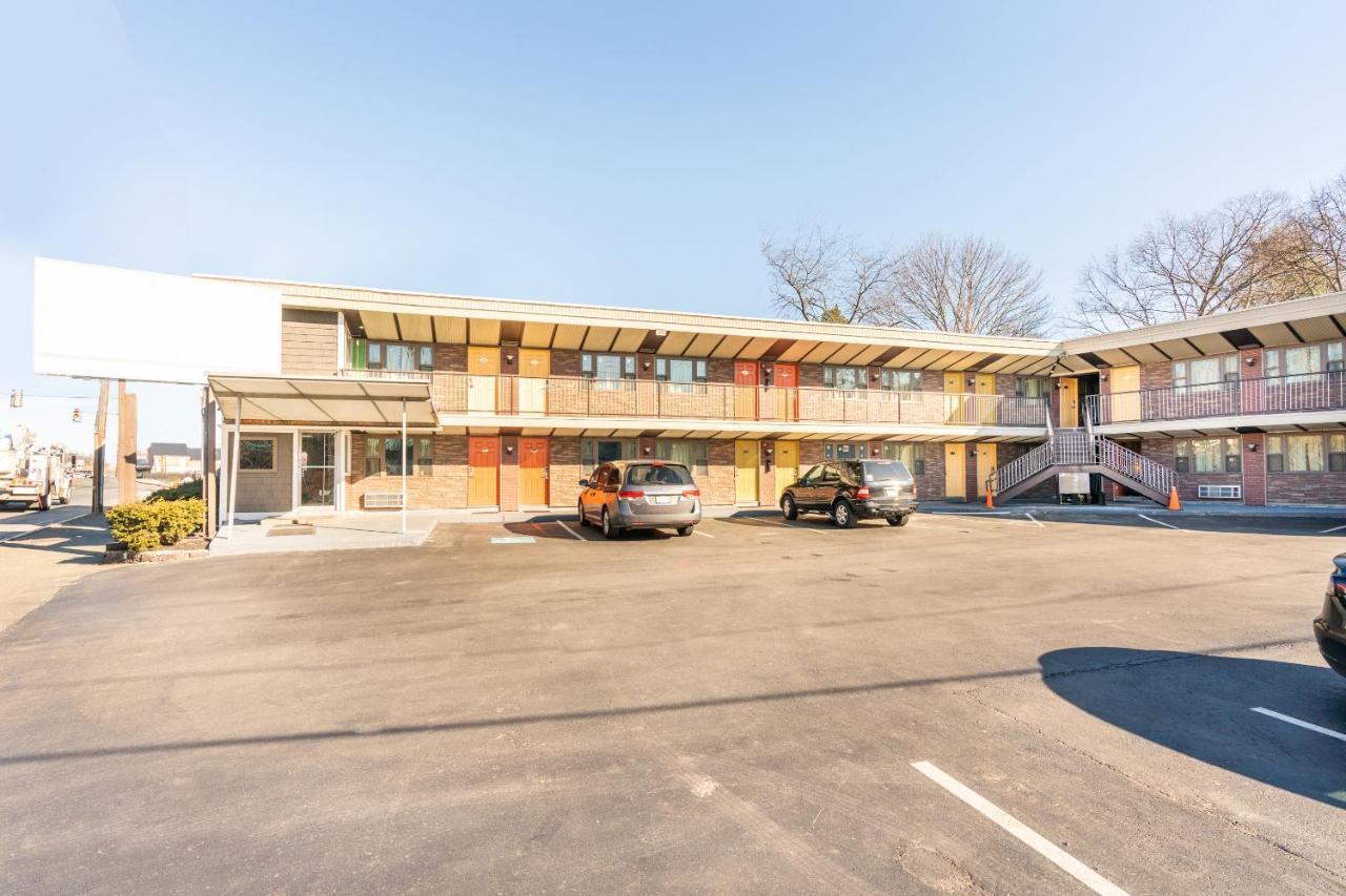Oyo Hotel Malden Ma Broadway Kültér fotó
