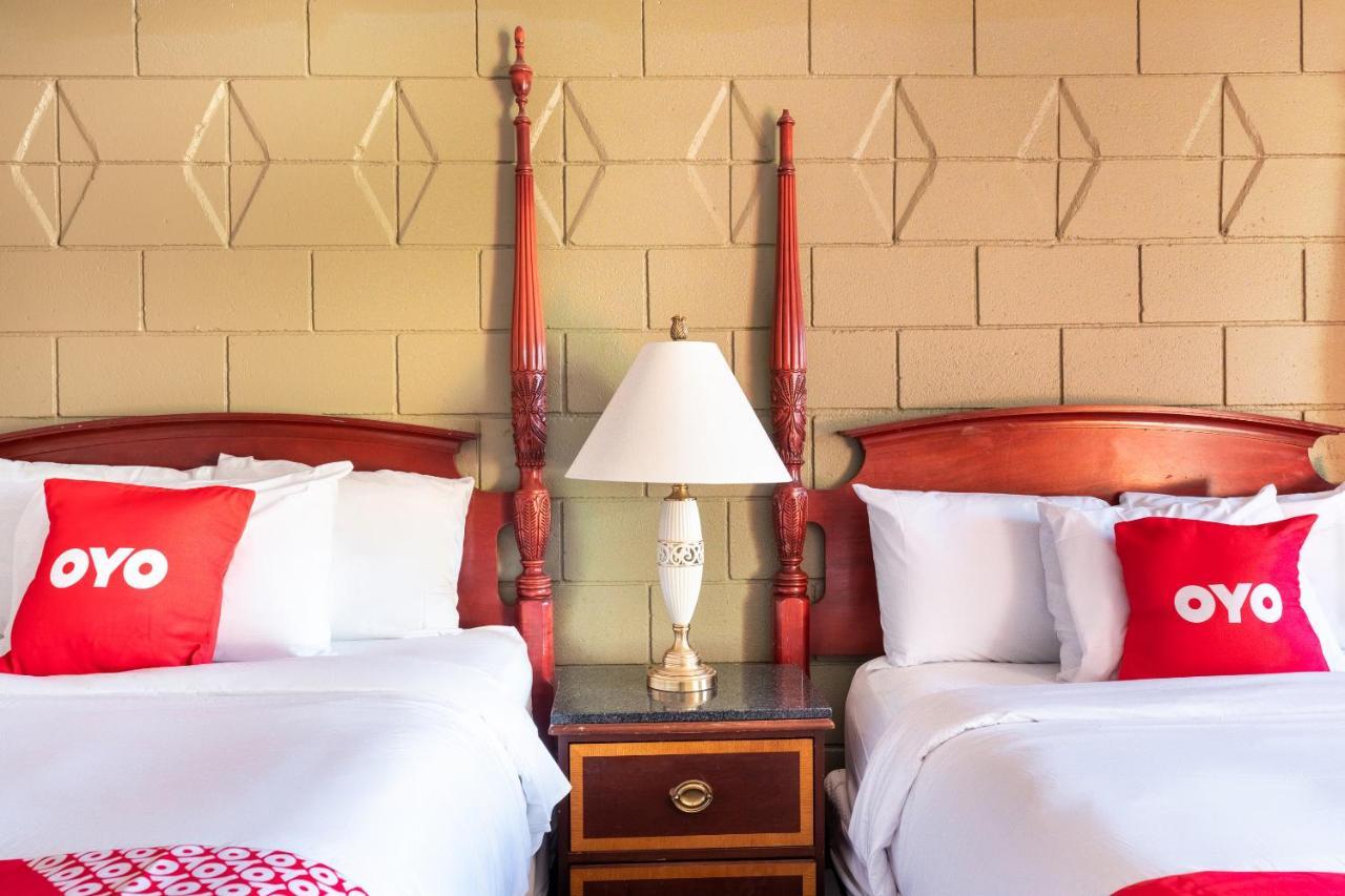 Oyo Hotel Malden Ma Broadway Kültér fotó