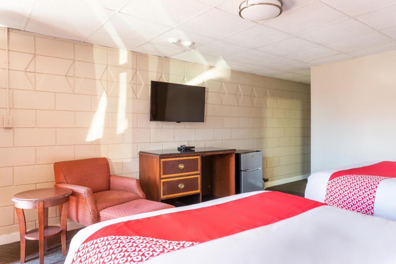 Oyo Hotel Malden Ma Broadway Kültér fotó
